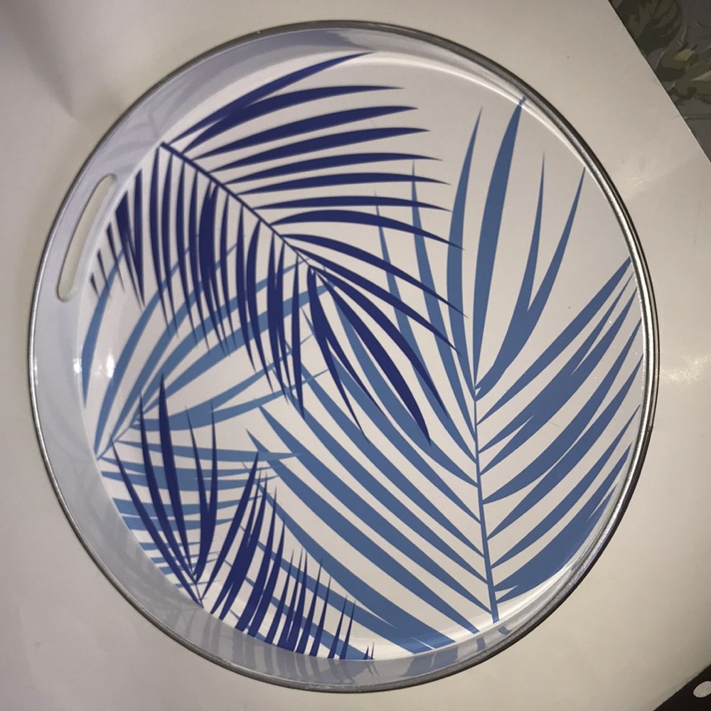 NWT Round palm leaf serving tray w handles wht/blu